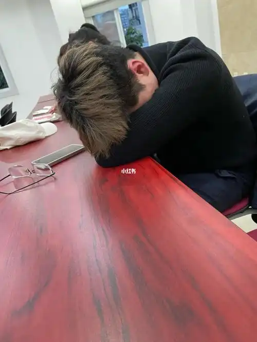 旁边的小哥哥已经睡了