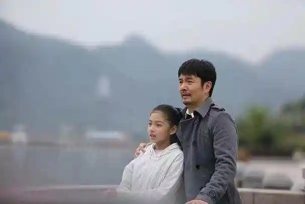 我在等你回家是一部温馨感人的家庭剧,讲述了一个普通家庭的故事