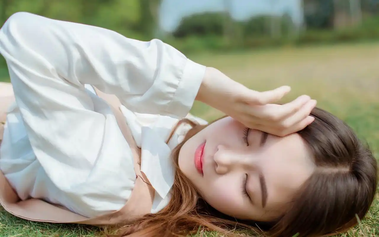 干净简约的装扮,唯美养眼的户外摄影美女图片,更多美女壁纸图片尽在美