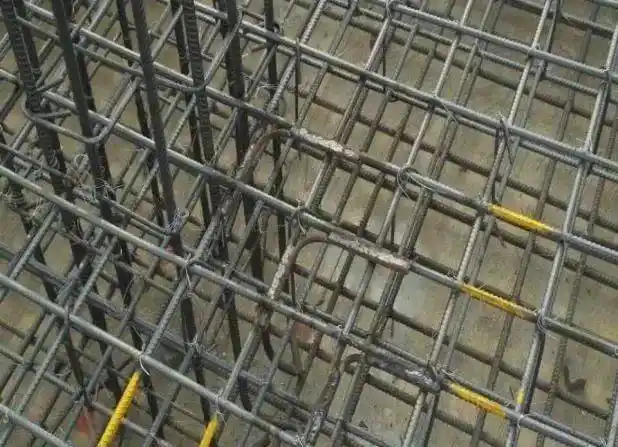 基础接地时,为防止搭接出错,可以在筏板上做好焊接记号.