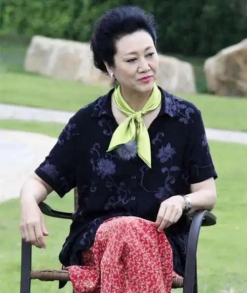 王丽云开直播人气高被网友夸漂亮不敢当66岁精神抖擞状态好