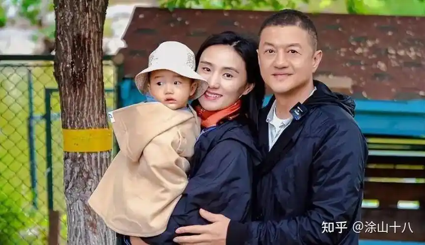 二春,再次拿下小自己19岁的四川彝族女孩海哈金喜,很快两人就生下女儿