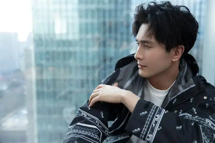 高伟光运动休闲帅气写真图片