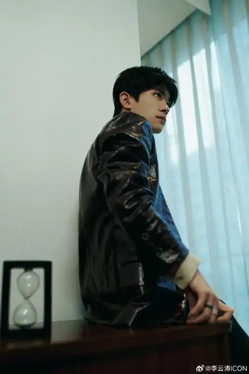 vogue红毯造型##易烊千玺复古红皮衣