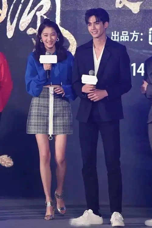 男明星跟关晓彤同框暴露真实身高檀健次穿高跟鞋张一山垫木板