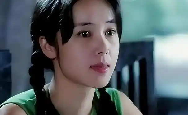 之所以如此,是因为蒋雯丽在年轻时期,无疑成为了许多人心中如"白月光"