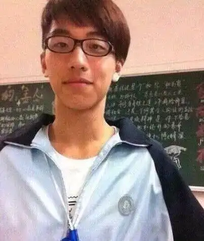 许魏洲旧照曝光单眼皮塌鼻梁发型还非主流青涩照还撞脸陈立农