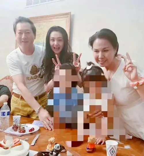 郑爽当妈后生日照竟这样子与儿女合影首次曝光开心比耶