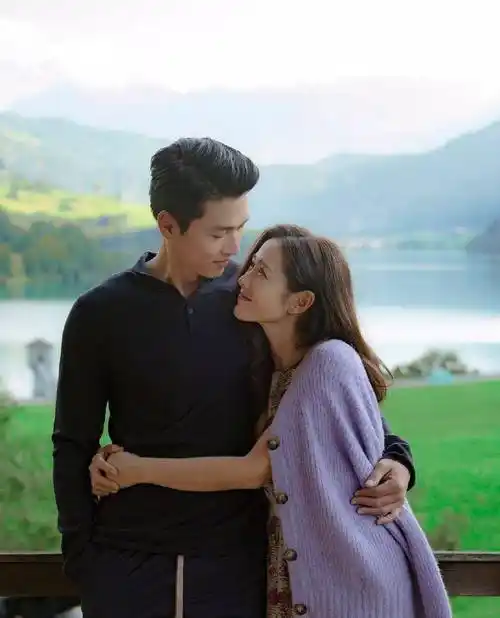 孙艺珍谈男友玄彬甜蜜表示:现在的爱情就是初恋_恋情_话题_刘在石