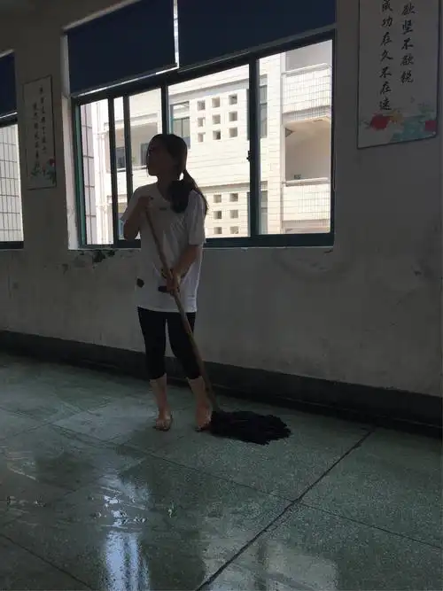 周鑫玥妈妈赤脚上阵