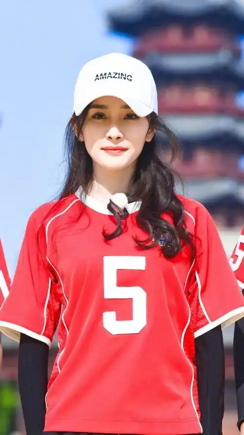 杨幂 一身红色运动服现身跑男,青春活力十足