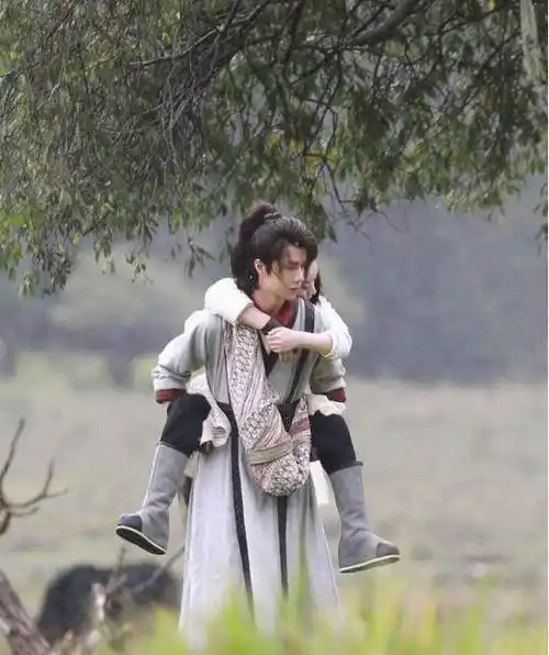 谋男郎出身的窦骁,上大学就被张艺谋看中,出演电影《山楂树之恋》男