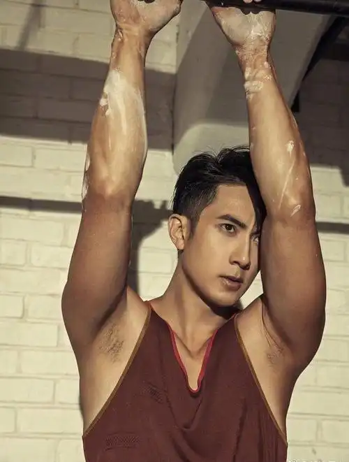 吴尊又拍新写真!14年不变的发型和一身肌肉,穿t恤都帅气十足_网易订阅
