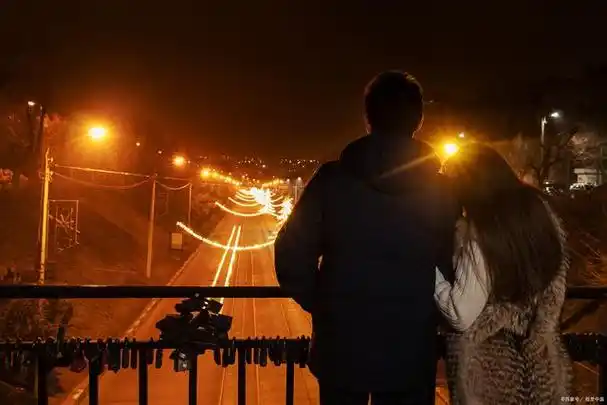 爱是可以依靠的肩头,爱是夜晚归来时,家门口那盏守候的路灯