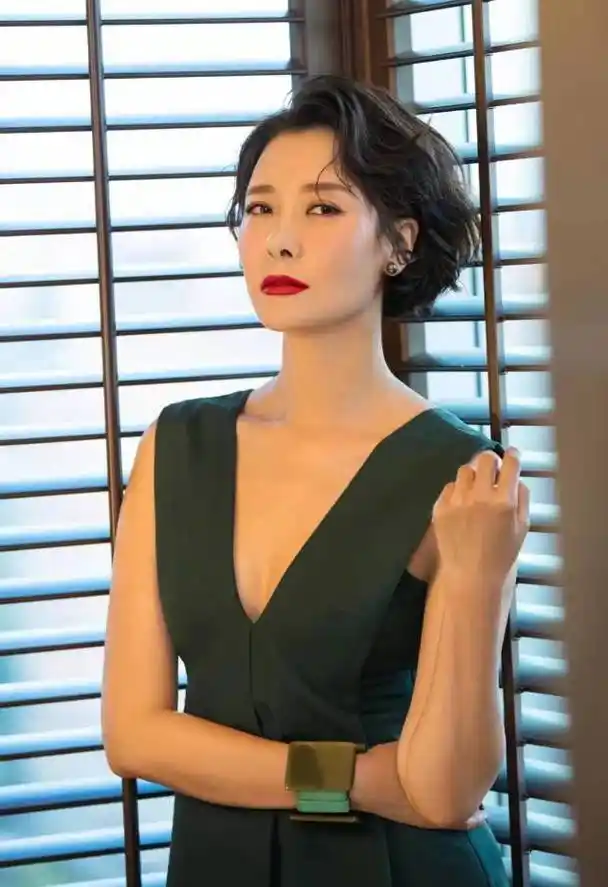 回顾演员柯蓝23岁年薪百万50岁依然单身有黄志忠陪伴不孤独