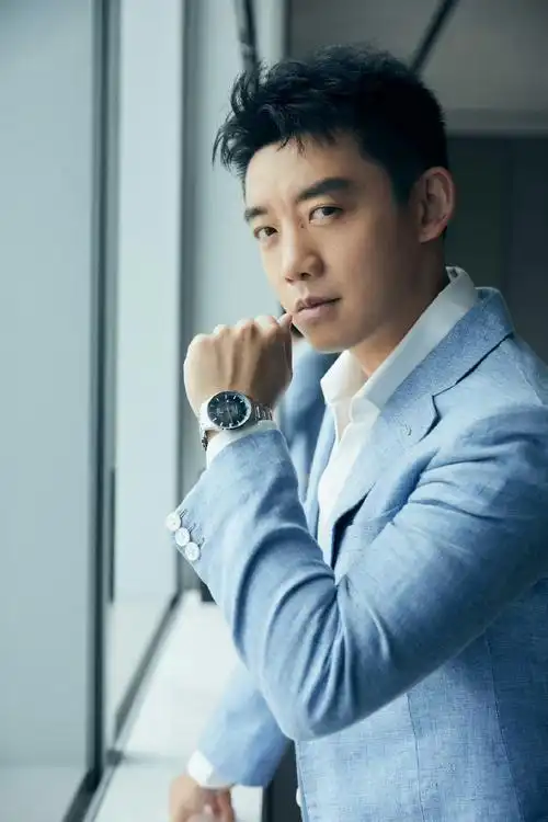 飞人"郝超越,也是《他其实没有那么爱你》中自由快乐的阳光宅男于天