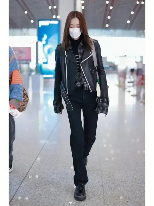 刘雯今日机场私服街拍气质酷飒状态棒棒哒