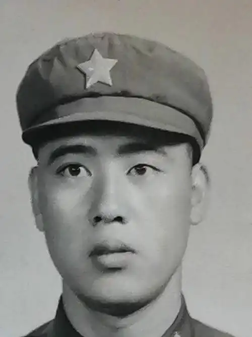 这是标准的黑白军人证件照片,使用频率最高的证件照.