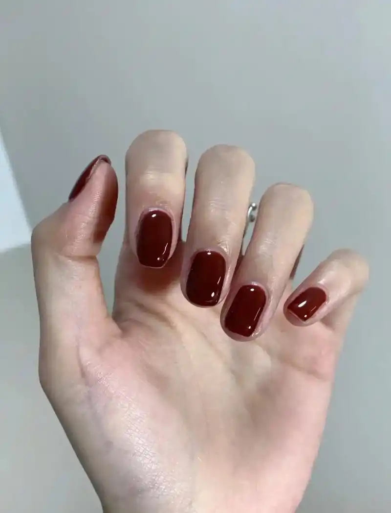 初秋复古港风美甲 复古风十足,超显手白的极致单色 这个颜色真 - 抖音