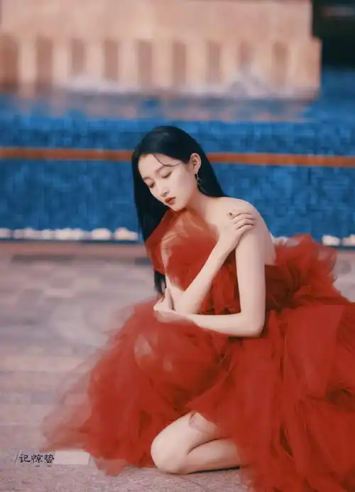 关晓彤红色纱裙
