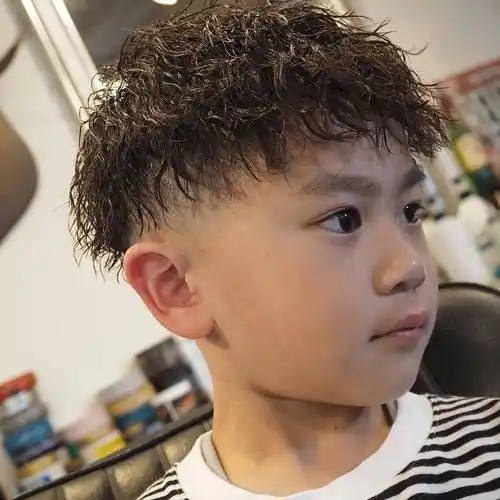 2024夏季小男孩发型来了,两侧铲短很百变,剪完真帅气