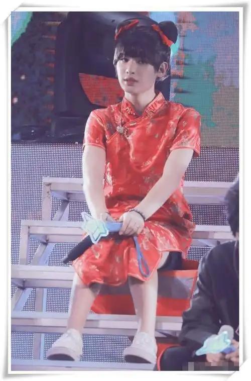 黄明昊真没浪费自己的精致脸换上旗袍扎上辫子竟比关晓彤还美