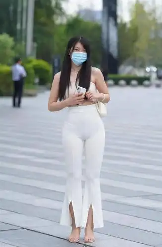 今夏别穿普通短裤了,白色喇叭裤又美又飒,小姐姐配得时尚精致