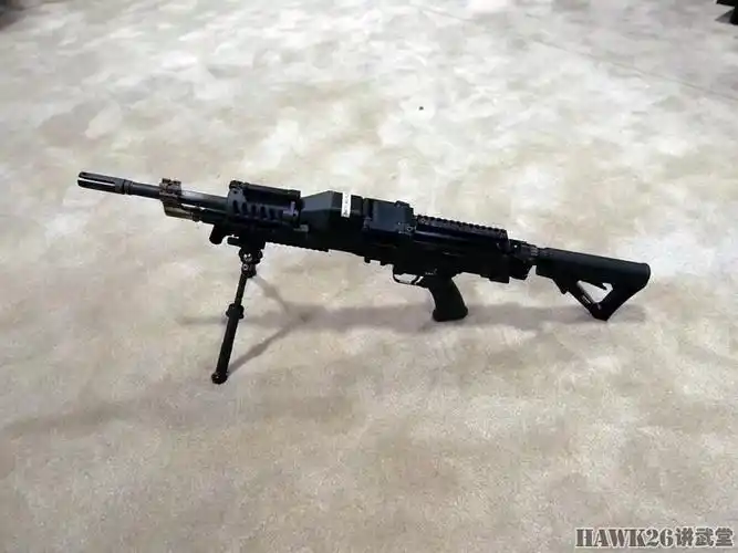 美军展示最新型机枪 发射特制的塑料壳埋头子弹