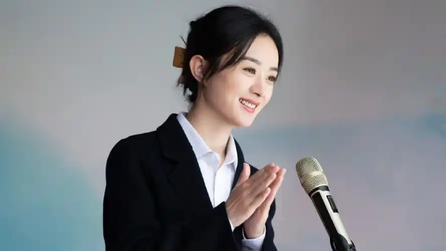 赵丽颖参加中国电视艺术家大会,穿西装又飒又美,大合照中超亮眼