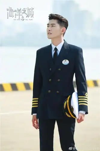 张翰自拍官宣新戏烽烟尽处首演革命战士