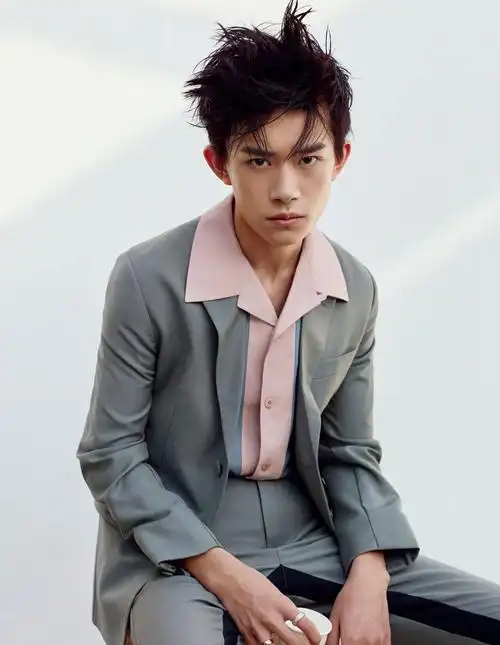 易烊千玺时尚大刊曝光 "狼"性少年演绎大片高级感