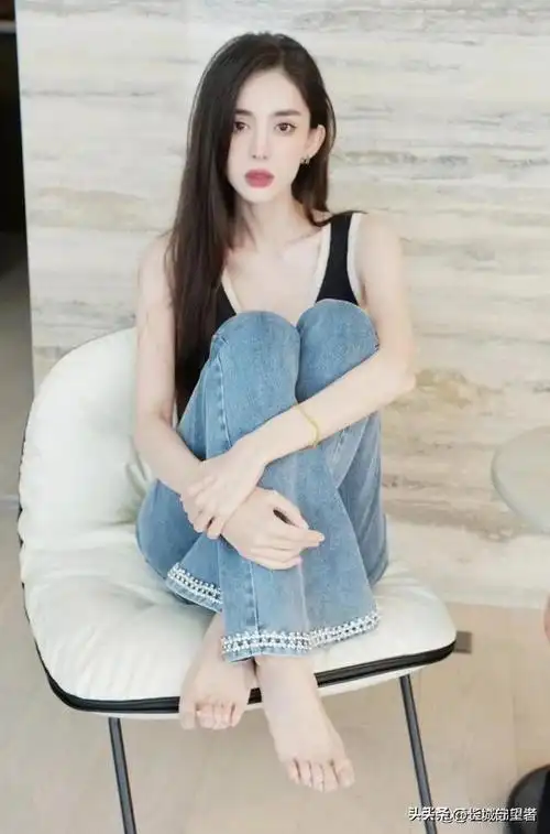 古力娜扎光脚丫写真:脚趾纤细,皮肤白皙!|素颜|模特_网易订阅