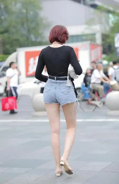 街拍美女短裤穿搭就是不一般简约舒适还能秀身材