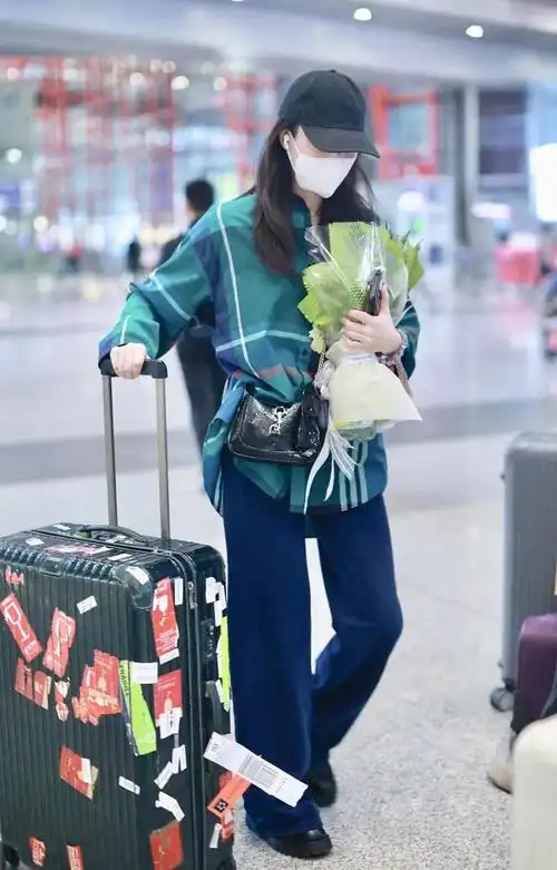 一股浓烈的留学生回国气息,是怎么回事……9月25日,李斯丹妮现身成都