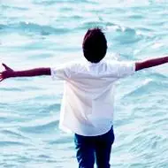 意境海边男生背影头像图片