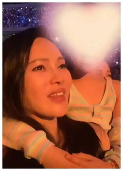 秦昊老婆伊能静现身霉霉演唱会,穿短裙扮可爱,睫毛哭掉了.