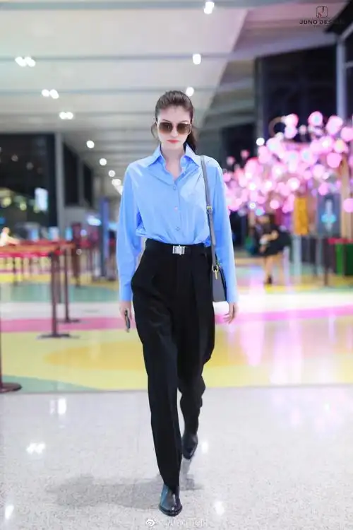 超模何穗最新机场街拍,变身时髦攻气ol