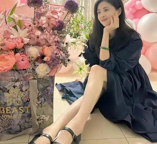 蒋欣云南旅游罕晒泳装美照,比基尼全身无赘肉,细腰长腿