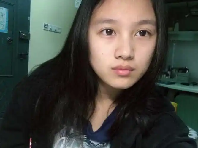 这是脸,刚刚直接去朋友圈里找的一张最近的,素颜.