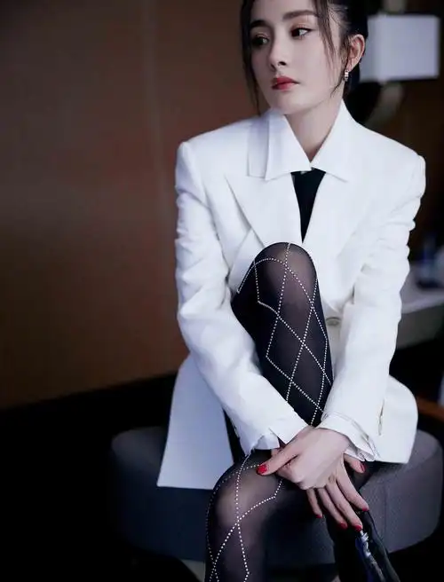 杨幂气质迷人写真高清原图查看 (1/9)