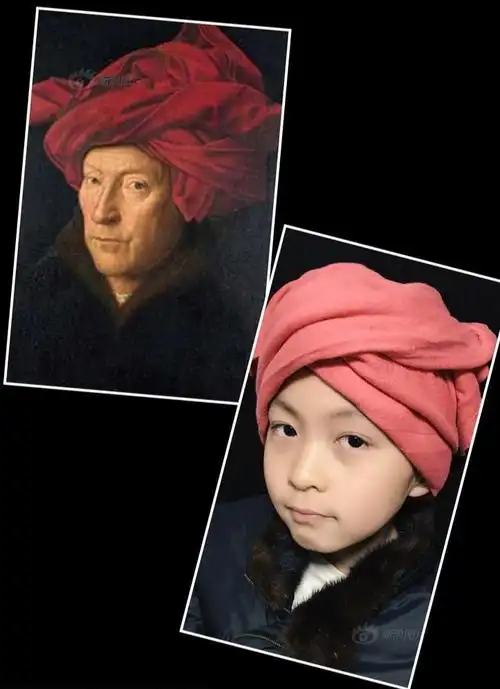 模仿者脸的朝向和角度与原画人物基本一致,表情也很像,眼睛看向镜头