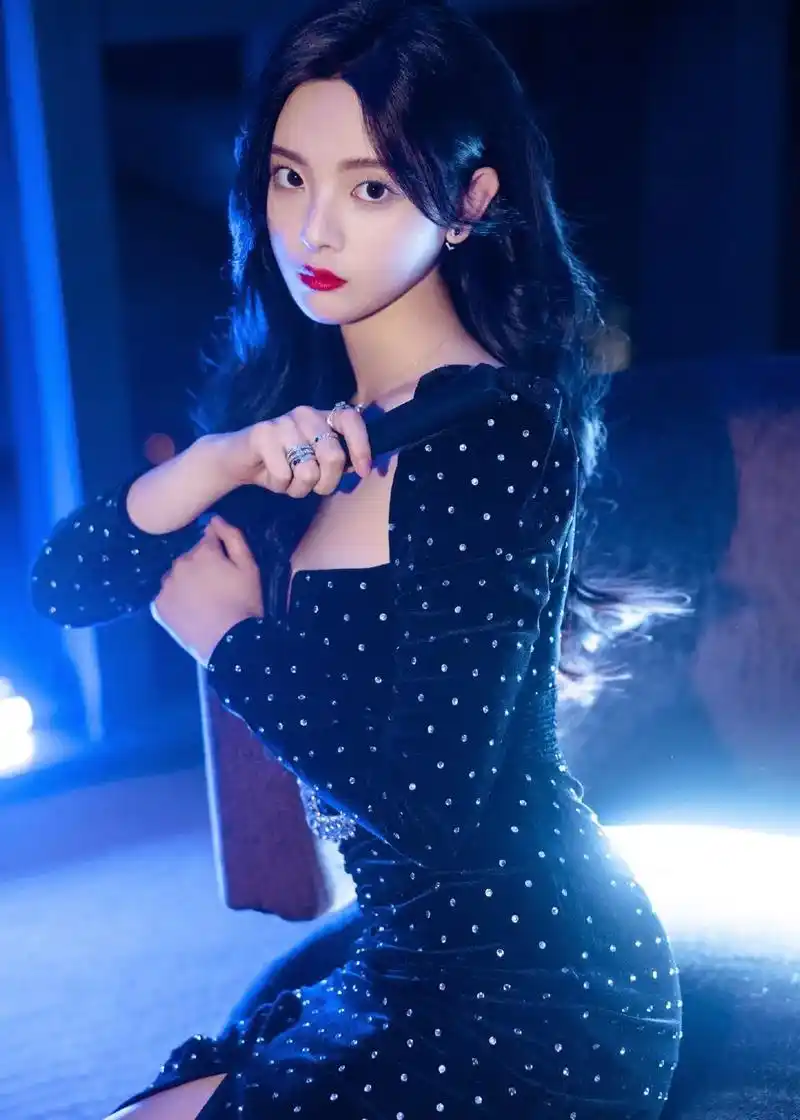 杨超越  一个人成熟的标志,就是不会用自己的标准去要求别人 - 抖音