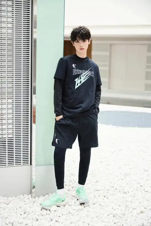 黄明昊今日活动造型图一身运动装休闲帅气的昊昊少年感十足