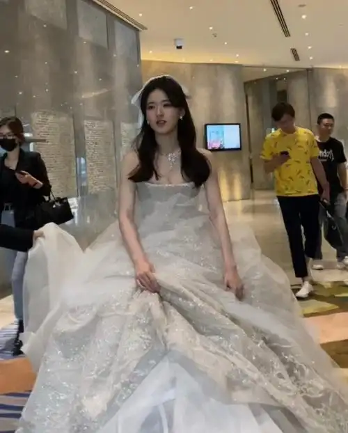 赵露思穿婚纱裙现身状态显嫩让人心动22岁的脸蛋好优越