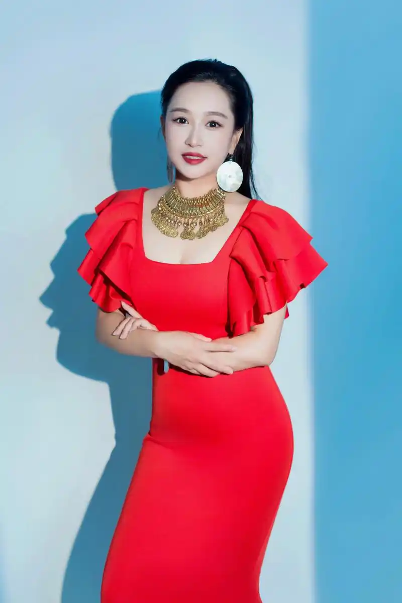 李妍一:中国内地流行女歌手,曾先后进修于上海音乐学院,四川音乐学院