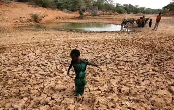 非洲一岁男孩体重5斤被美女喂水照片走红后续故事令人暖心