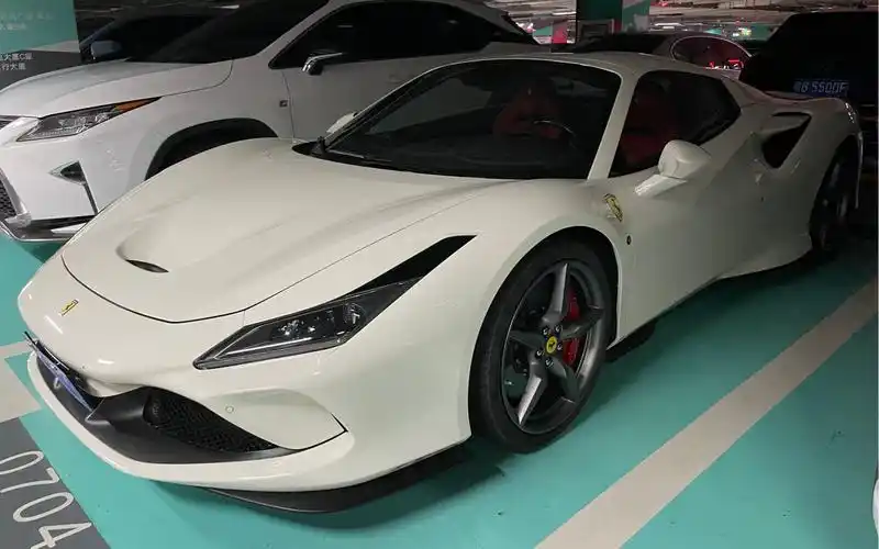 地库里的白色法拉利硬顶敞篷跑车,ferrari f8 spider_哔哩哔哩_bili