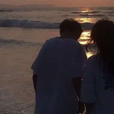 海边情侣头像成熟有魅力高清一左一右的情头情侣双人夜景图片