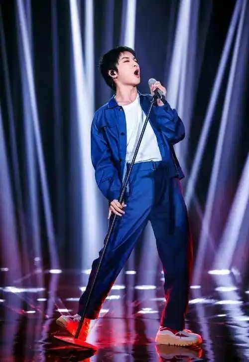 从火星男孩成长为顶级艺人华晨宇的春日时尚穿搭也值得细细鉴赏