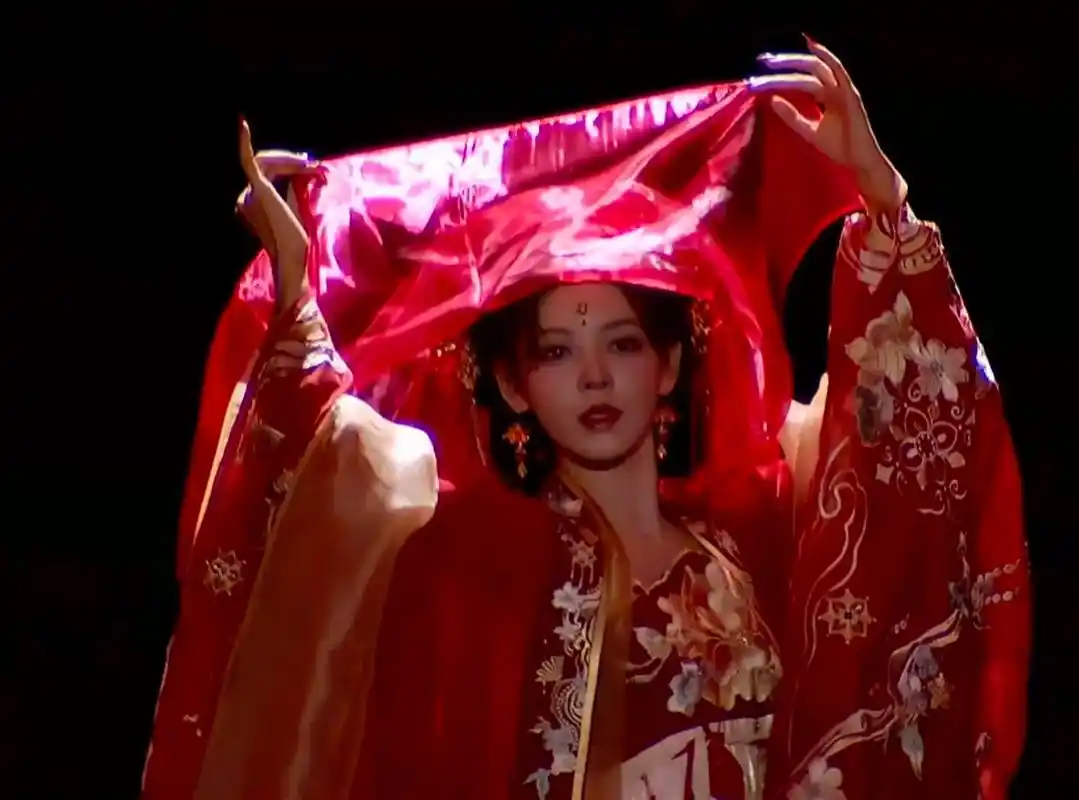 镜头前的张予曦有一种属于自己的气质在身上#红衣古装 - 抖音